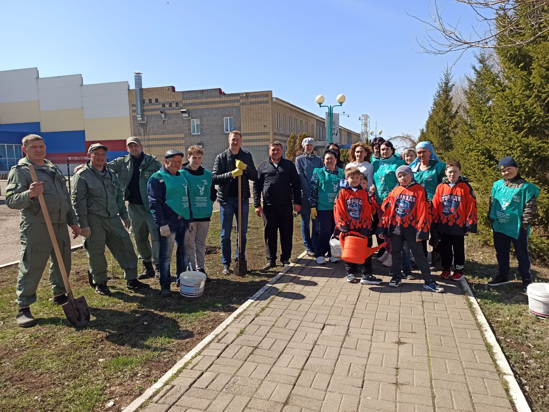 В день рождения природного заказника «Чистые луга» чистопольцы посадили более 30 молодых сосен