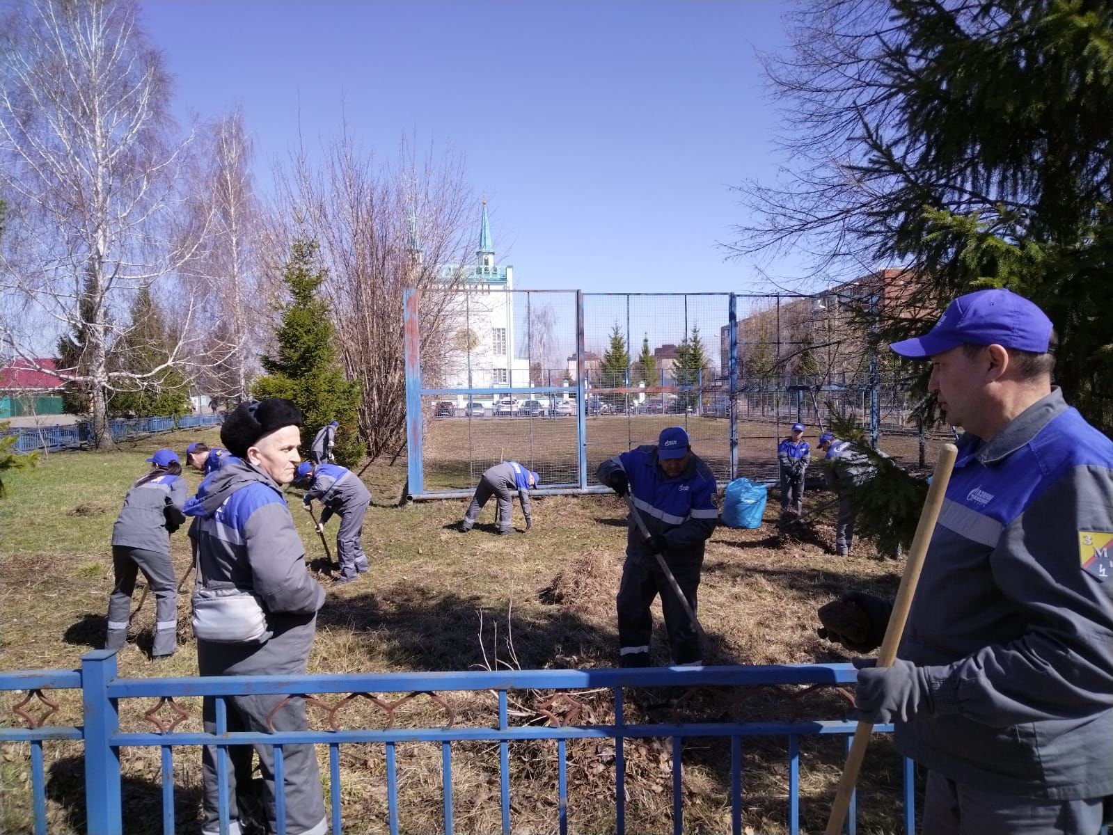 Школьники, студенты, сотрудники предприятий и организаций присоединились к Всероссийскому субботнику