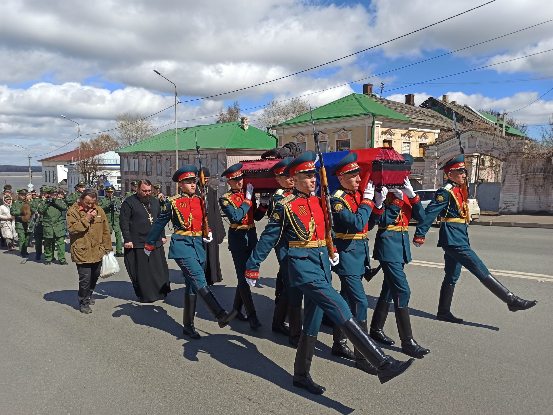 Чистопольцы проводили в последний путь погибшего на территории Украины Евгения Квашенникова