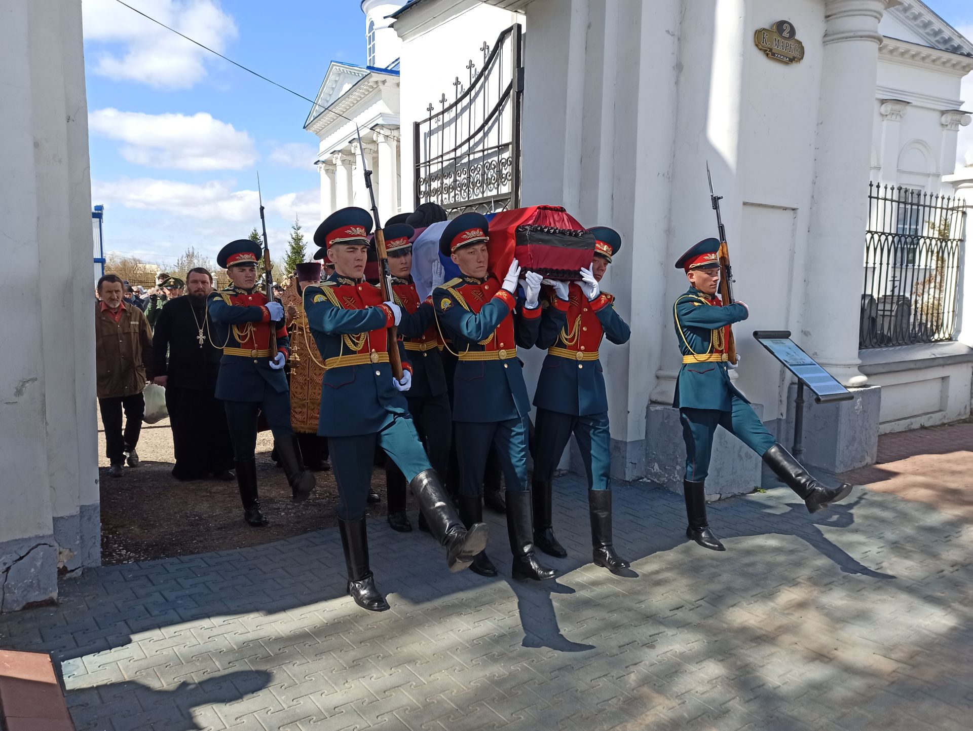 Чистопольцы проводили в последний путь погибшего на территории Украины Евгения Квашенникова