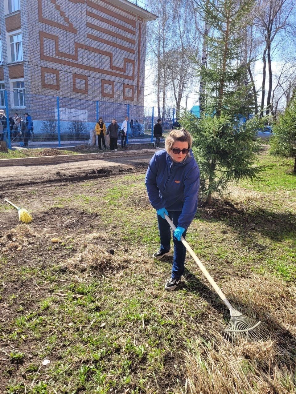 В Чистополе сотрудники Центра «Ватан» вышли на субботник