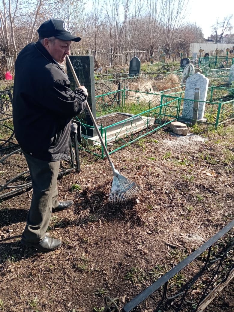 В Чистополе провели субботник на мусульманском кладбище