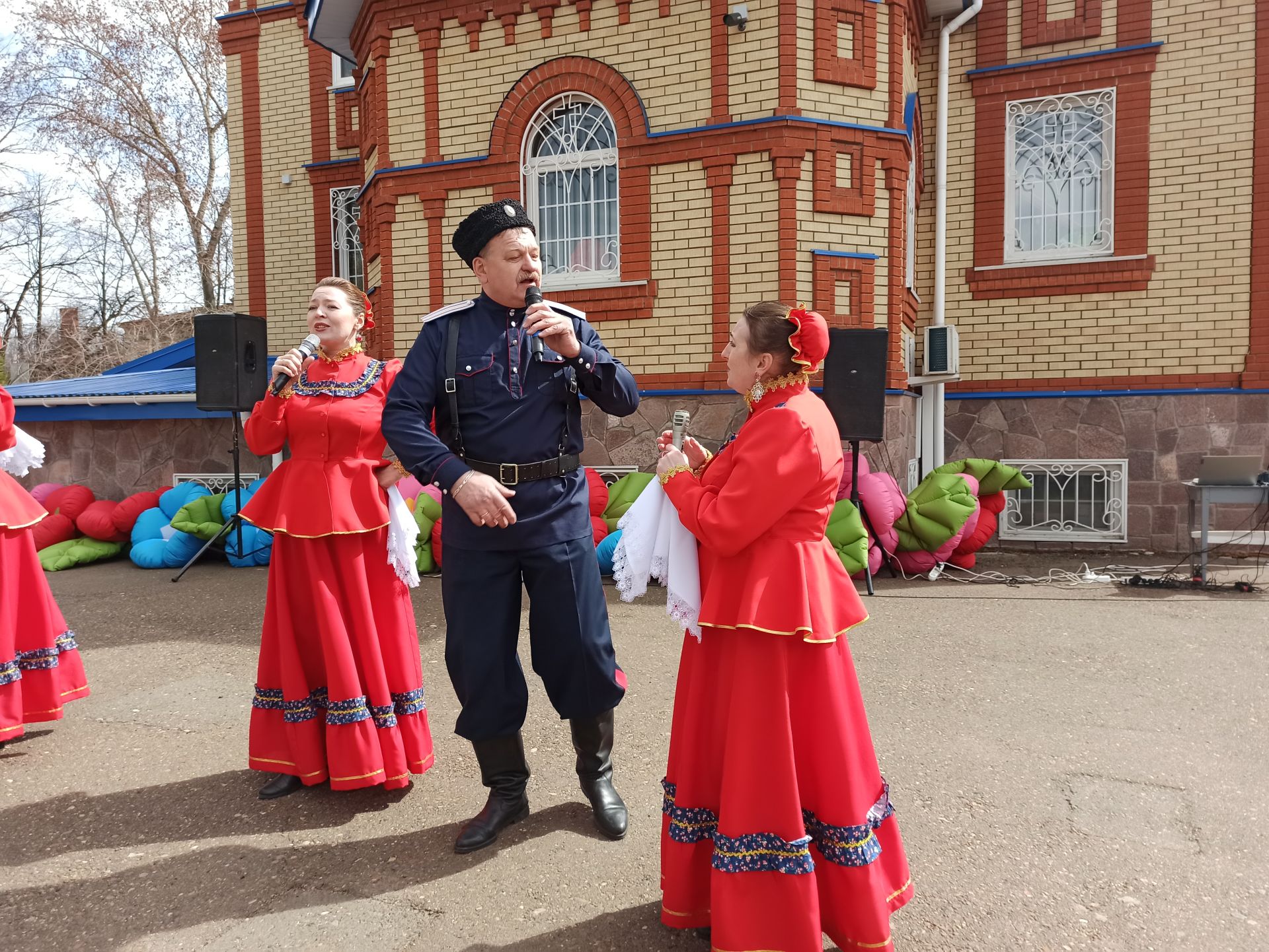 В Чистополе состоялся пасхальный фестиваль «Красная горка» (фоторепортаж)