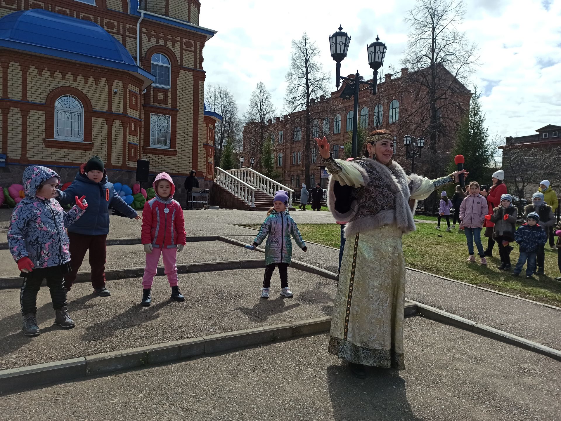 В Чистополе состоялся пасхальный фестиваль «Красная горка» (фоторепортаж)