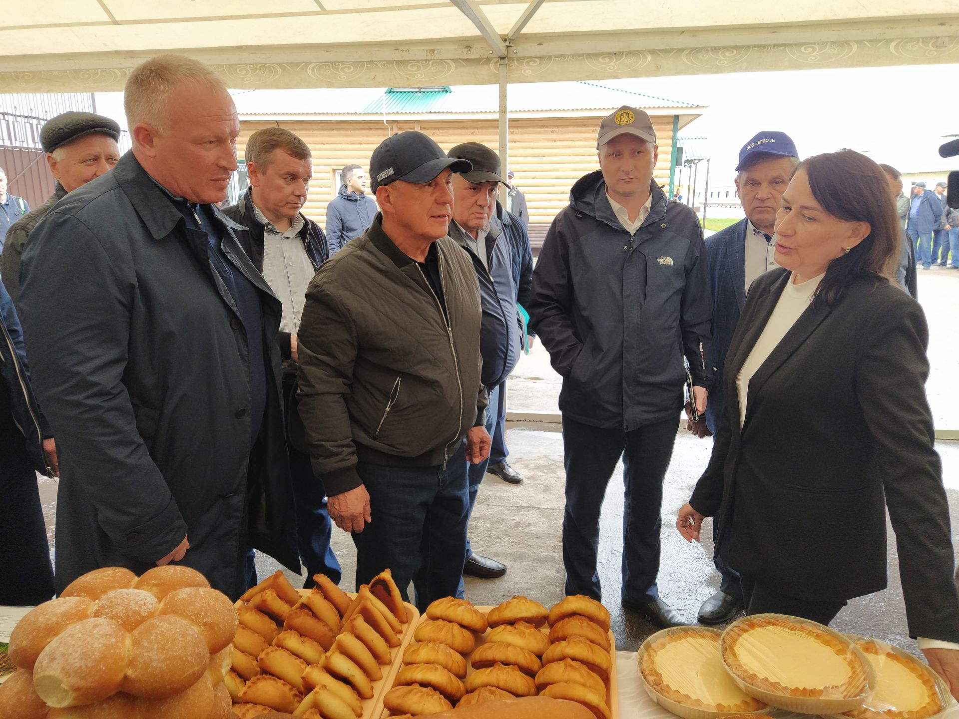 Рустам Минниханов оценил ход весенних полевых работ, деятельность животноводческого комплекса в Чистопольском районе