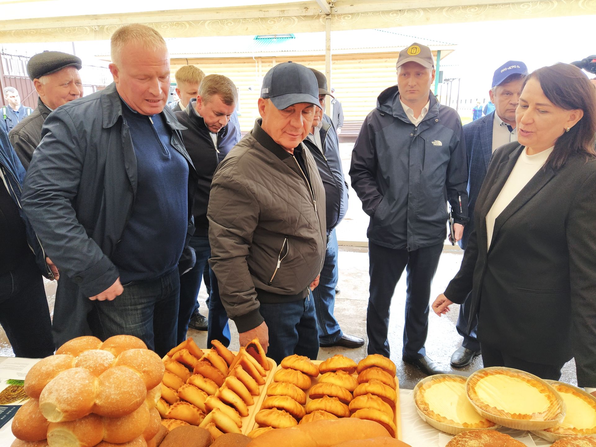 Рустам Минниханов оценил ход весенних полевых работ, деятельность животноводческого комплекса в Чистопольском районе