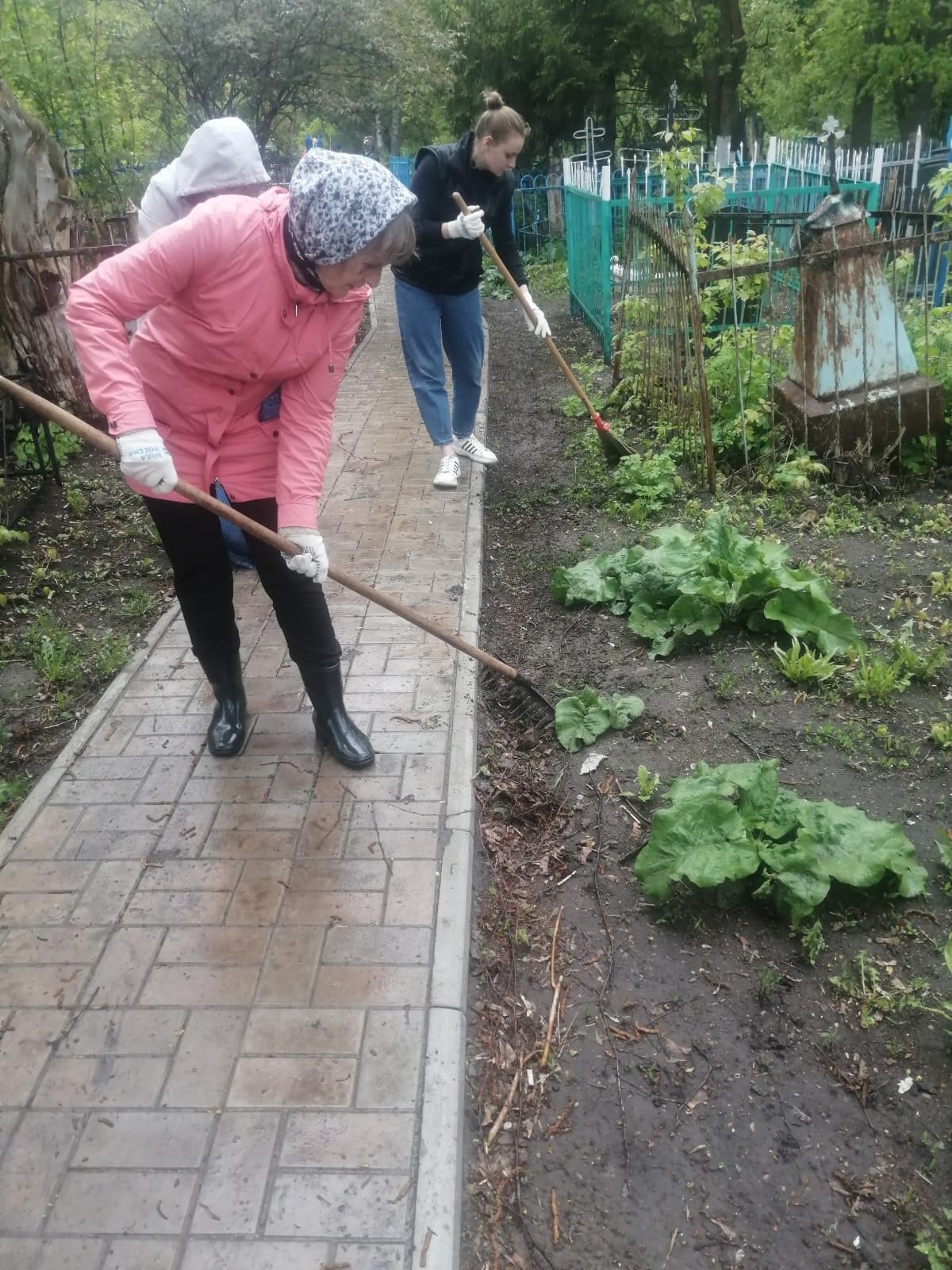 Священнослужители Чистопольского благочиния и сотрудники приходов навели порядок на Авдеевском кладбище