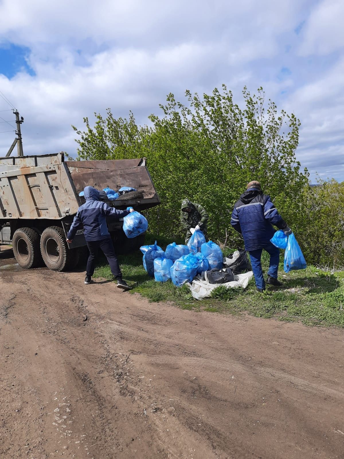 Чистопольцы очистили от мусора берег Камы