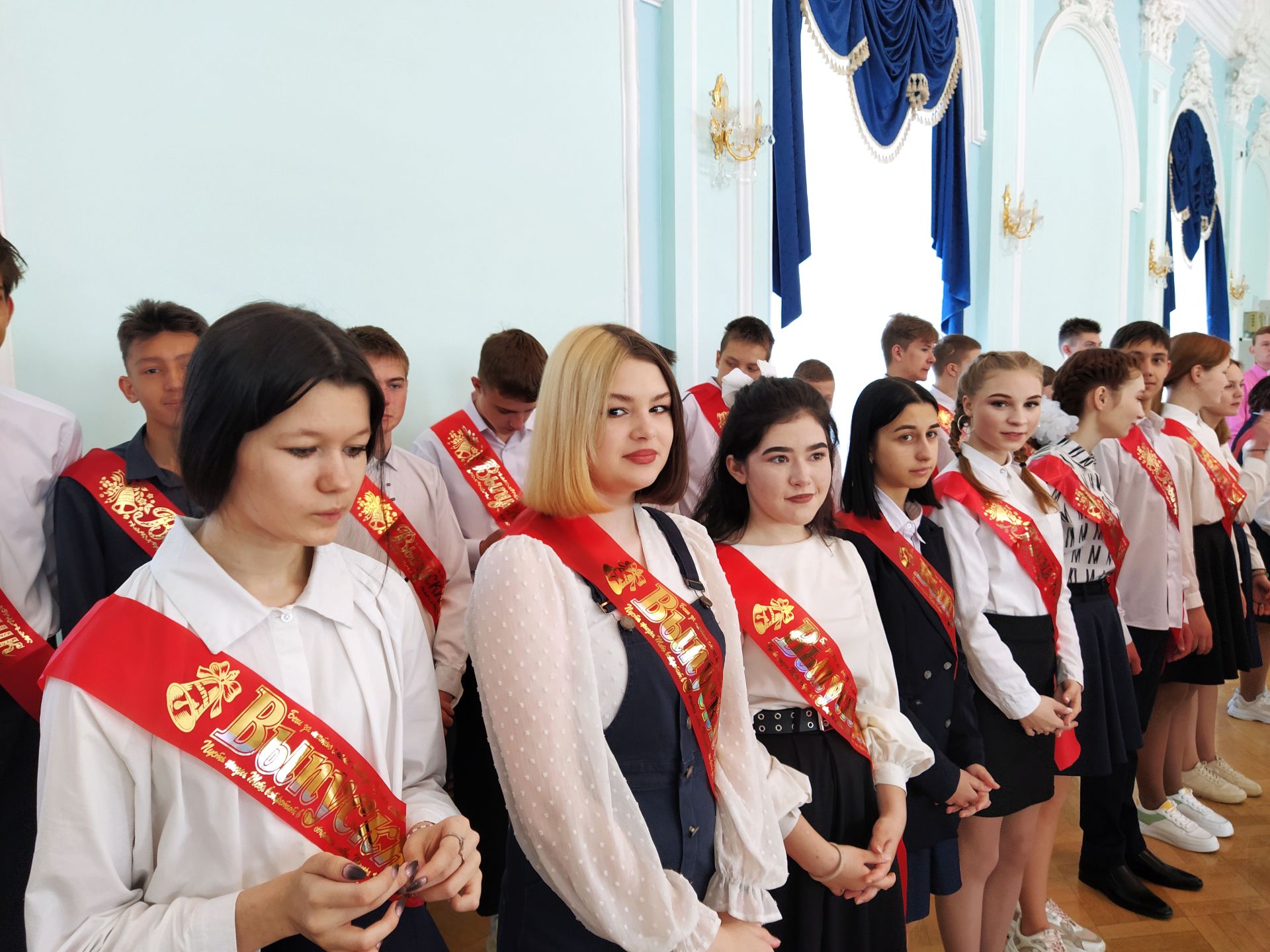 Для выпускников чистопольской школы №1 прозвенел последний звонок (ФОТОРЕПОРТАЖ)