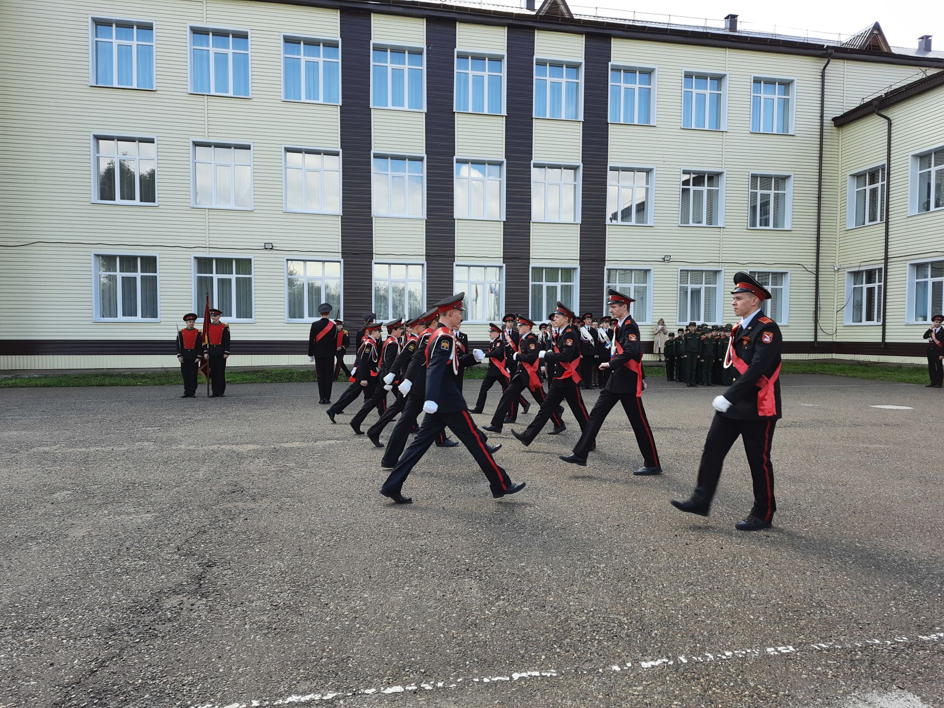 Чистопольские кадеты простились со знаменем родной школы