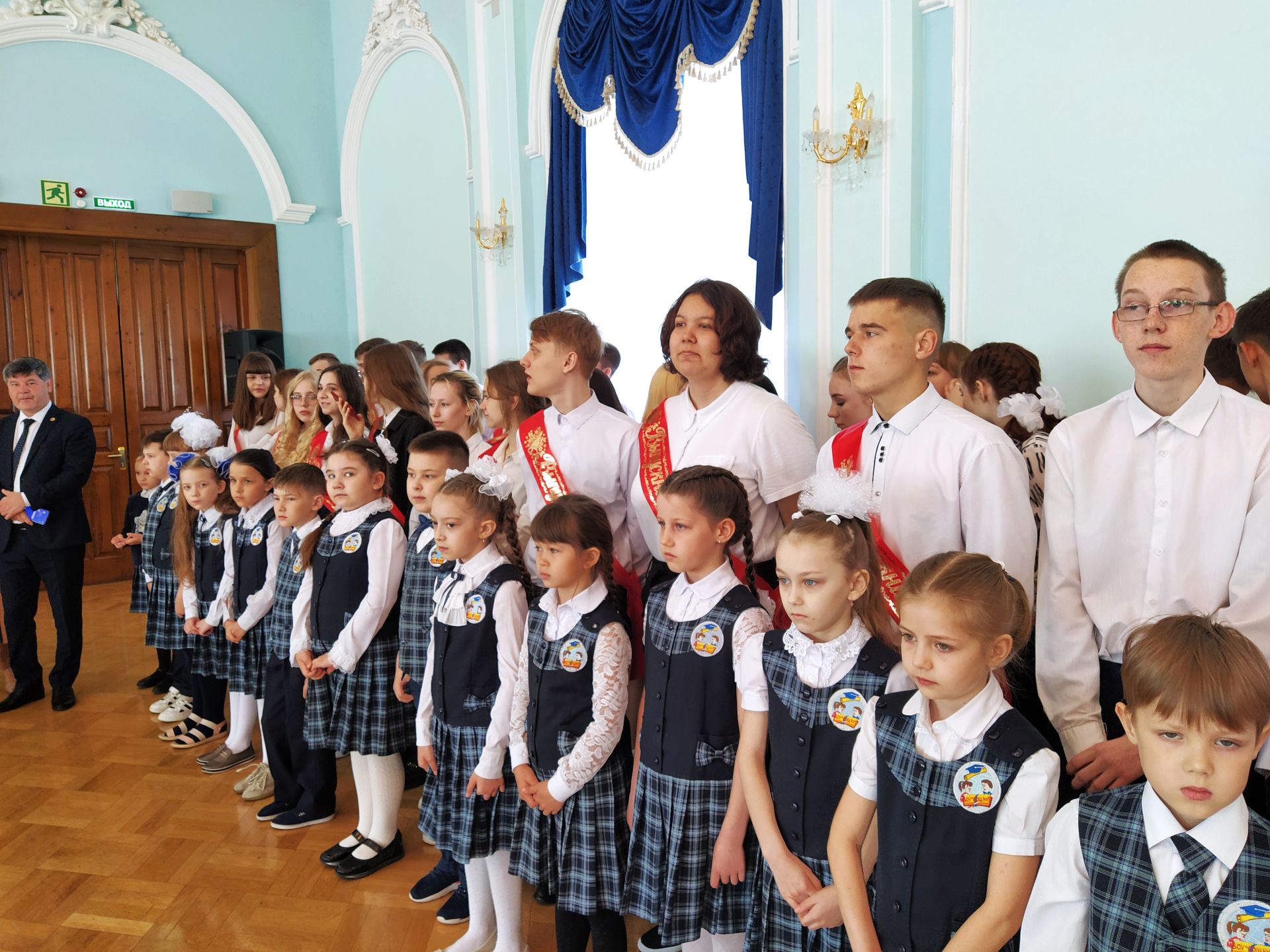 Для выпускников чистопольской школы №1 прозвенел последний звонок (ФОТОРЕПОРТАЖ)