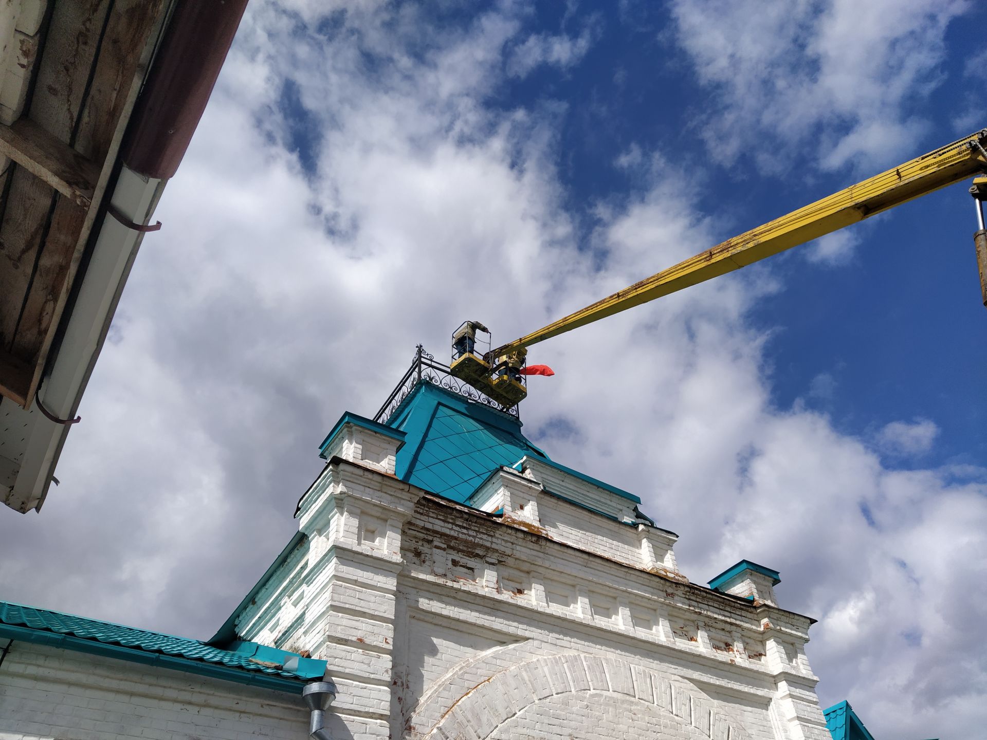 В Чистополе установили копию легендарного Знамени Победы