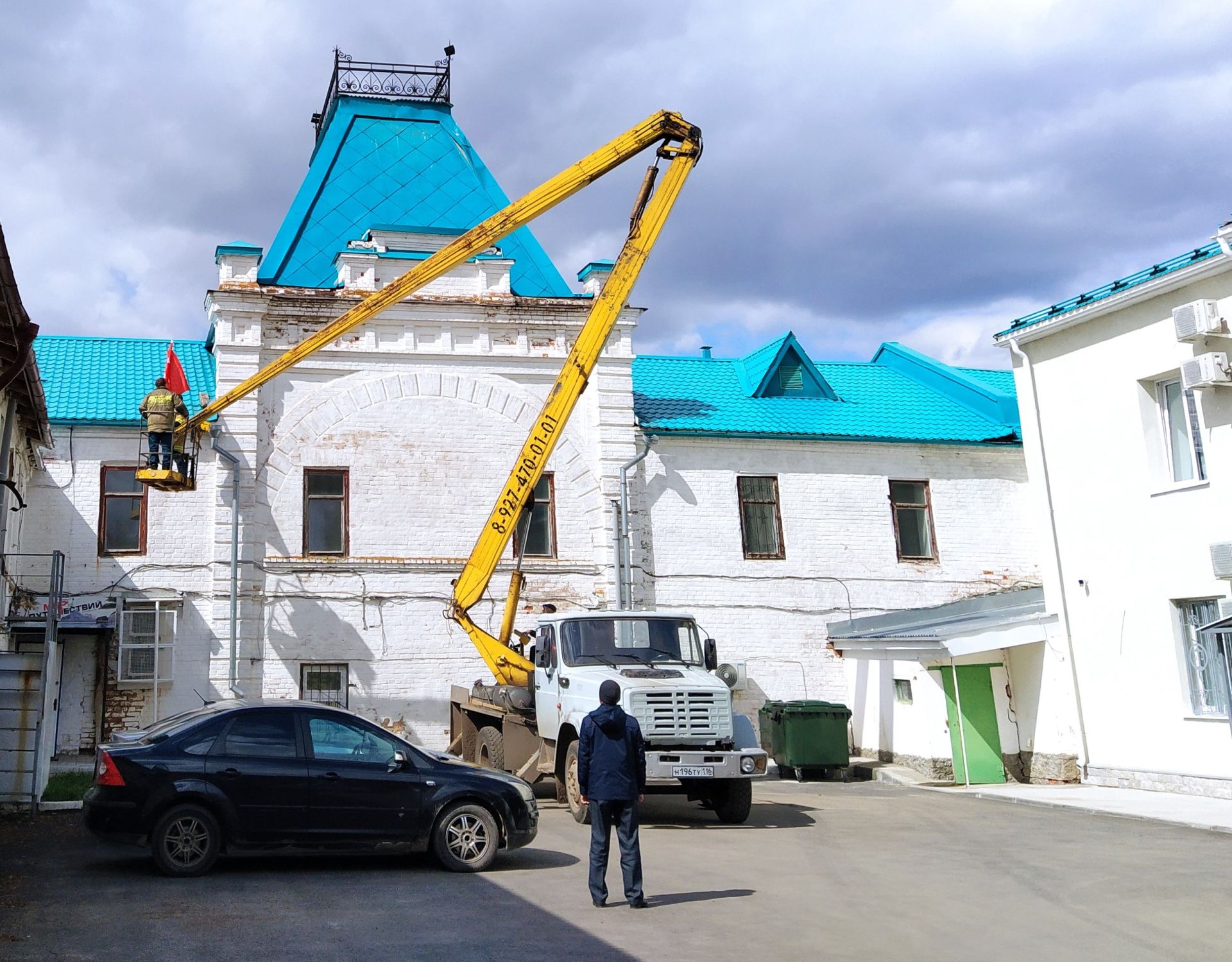 В Чистополе установили копию легендарного Знамени Победы