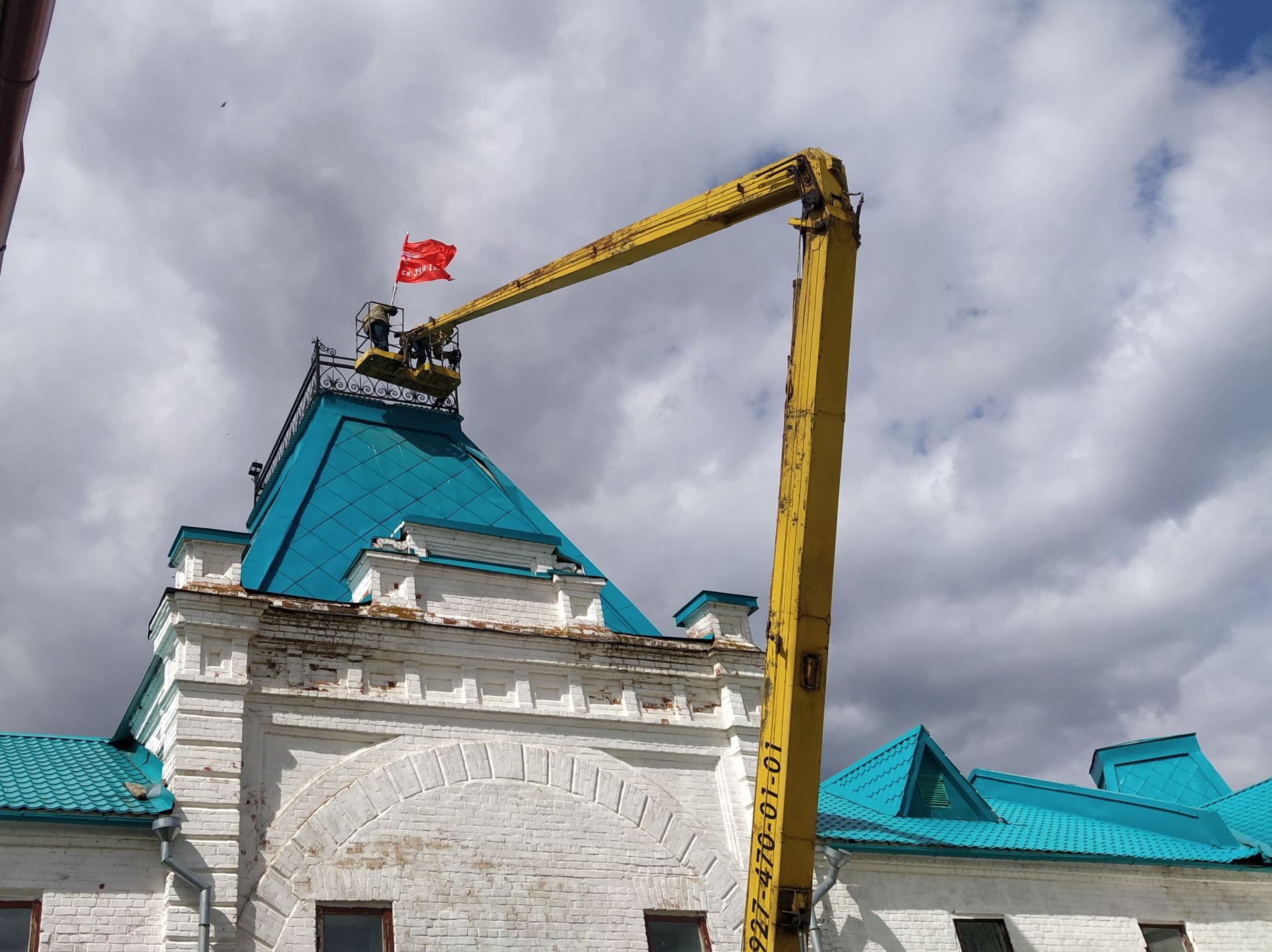 В Чистополе установили копию легендарного Знамени Победы