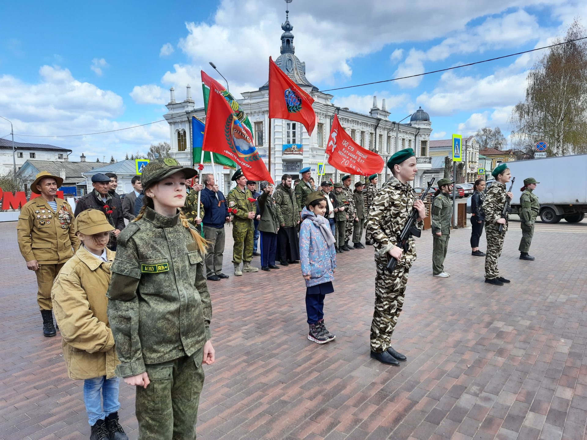 В преддверии Дня Победы в Чистополе провели массовый автопробег (Фоторепортаж)