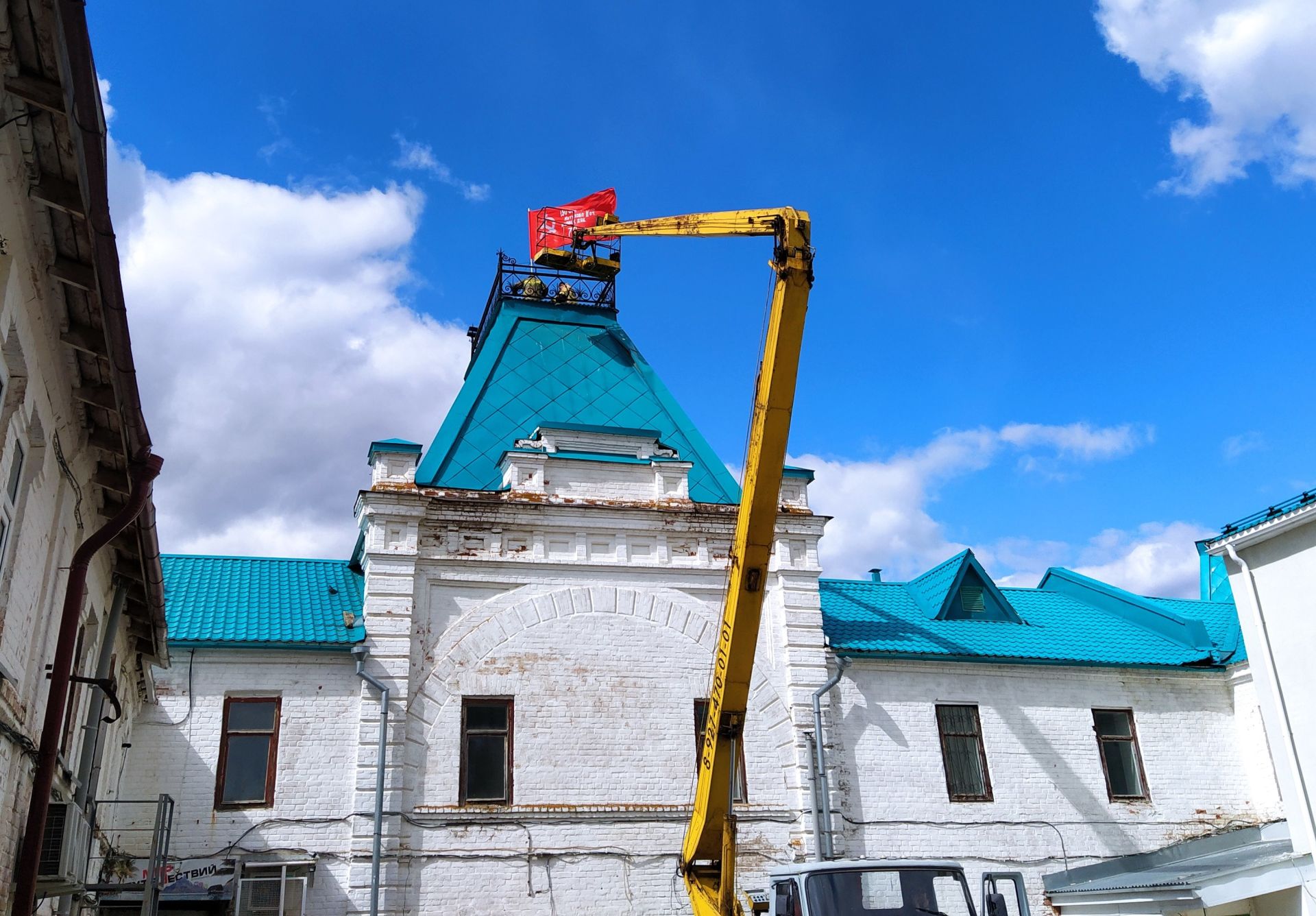 В Чистополе установили копию легендарного Знамени Победы