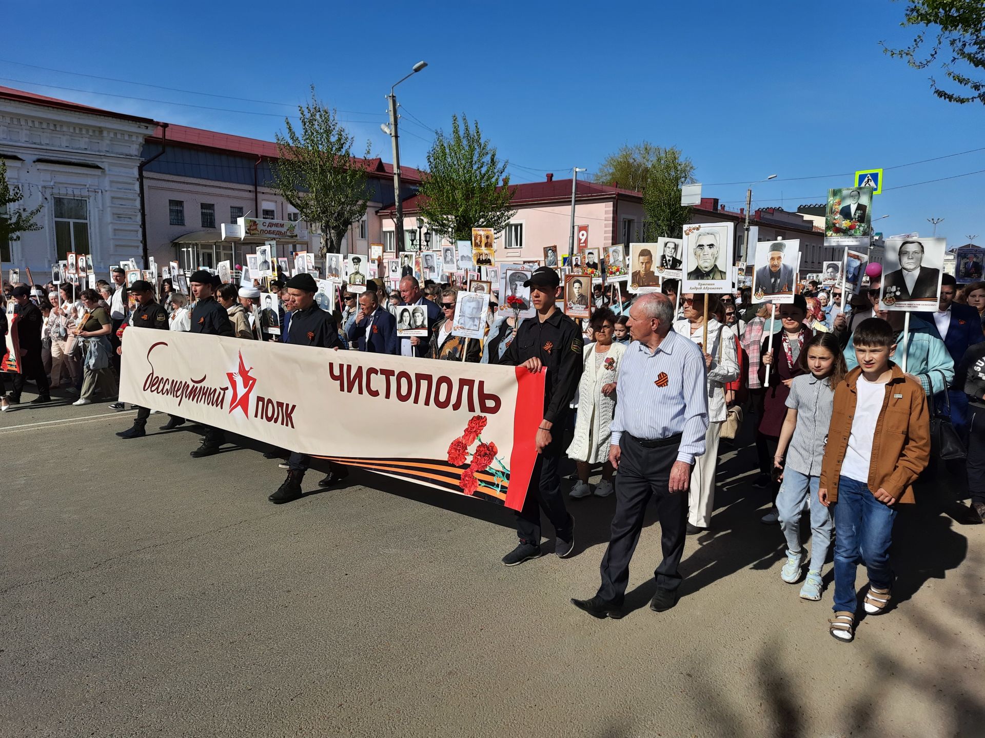 Тысячи чистопольцев приняли участие в шествии «Бессмертного полка» (Фоторепортаж)