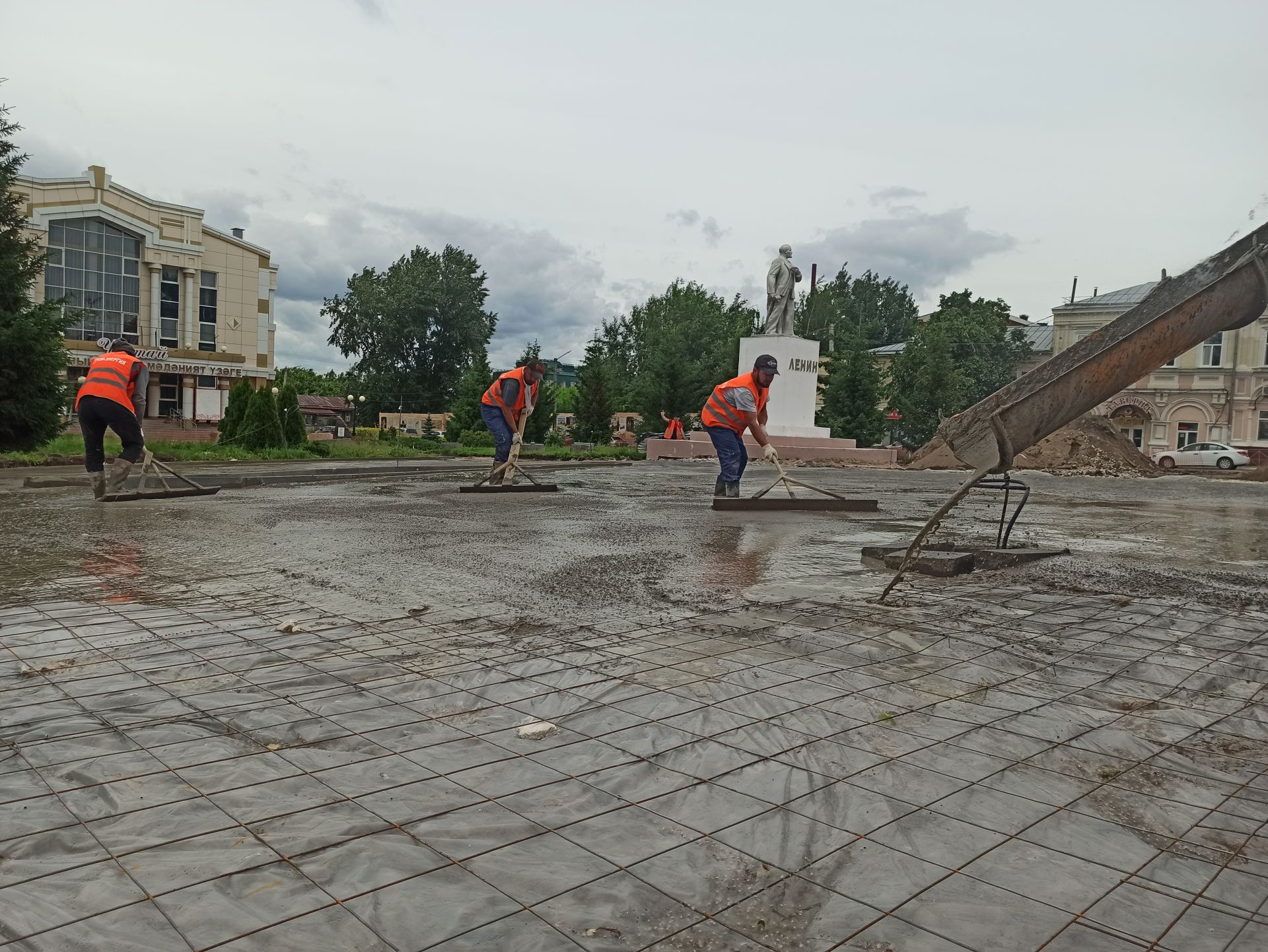 В Чистополе продолжается благоустройство центральной площади