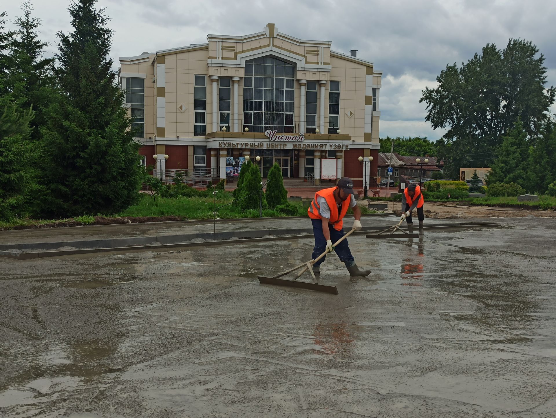 В Чистополе продолжается благоустройство центральной площади