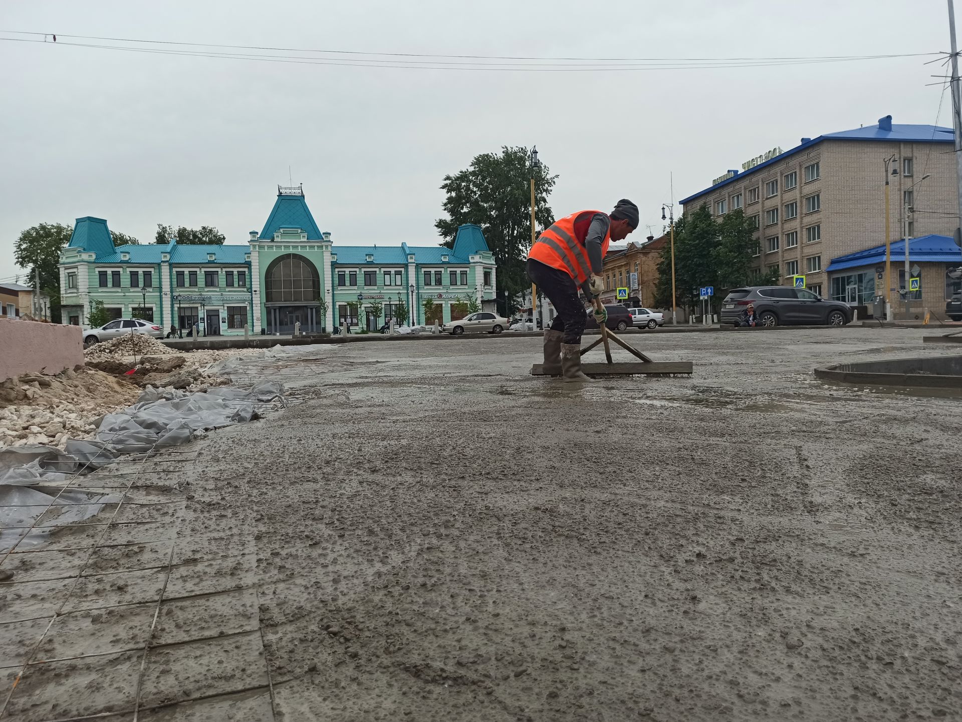 В Чистополе продолжается благоустройство центральной площади