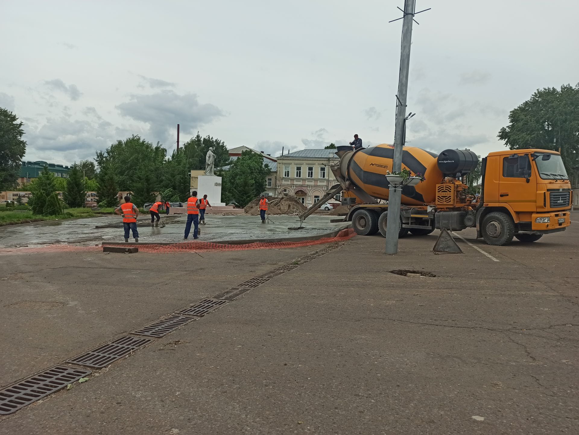 В Чистополе продолжается благоустройство центральной площади