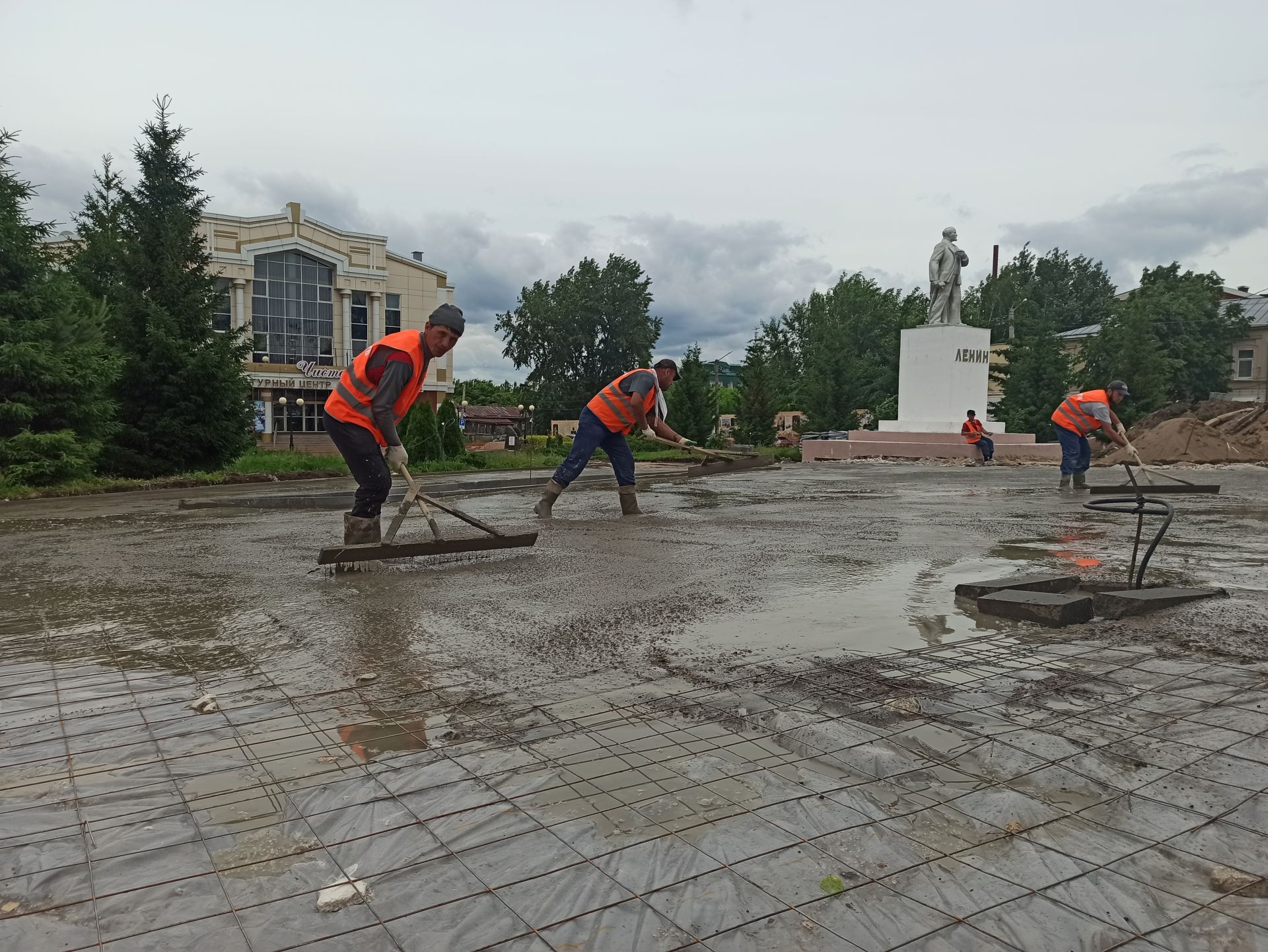 В Чистополе продолжается благоустройство центральной площади