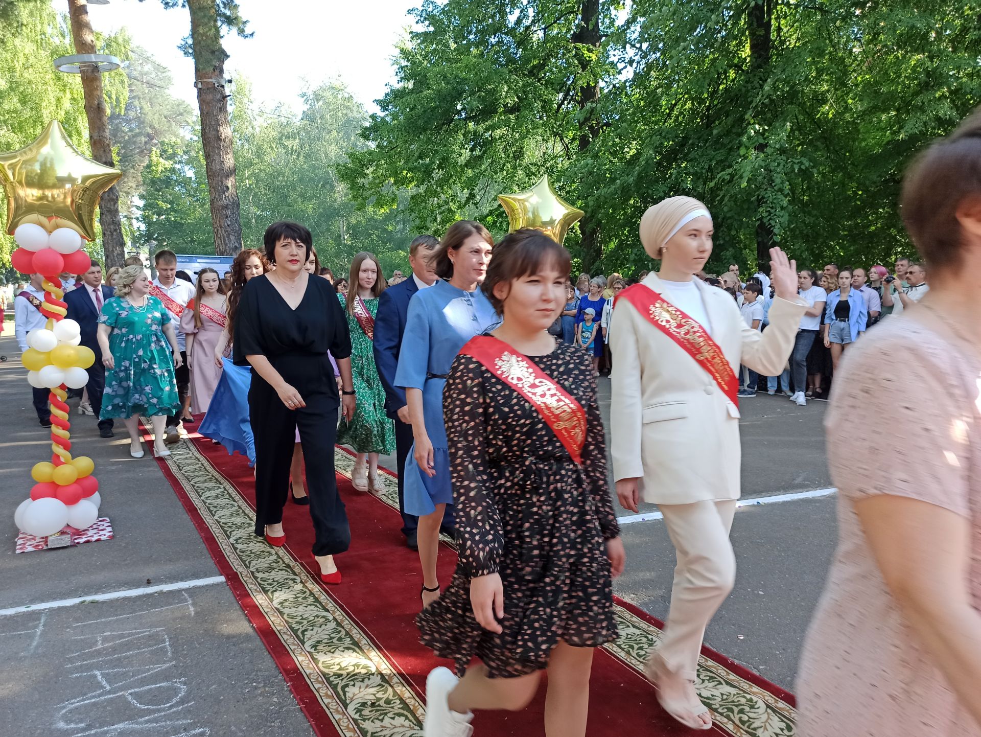 Чистопольские выпускники попрощались со школой (фоторепортаж)