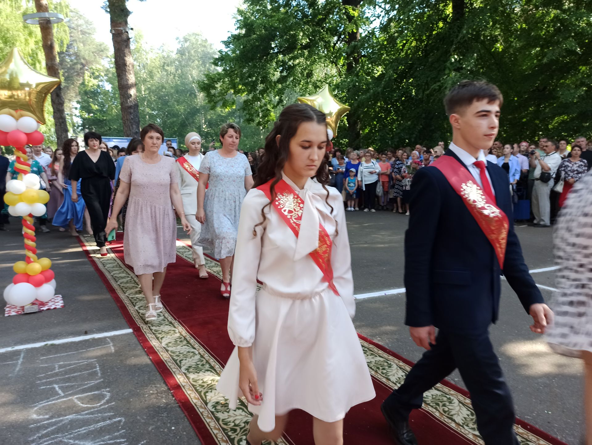 Чистопольские выпускники попрощались со школой (фоторепортаж)