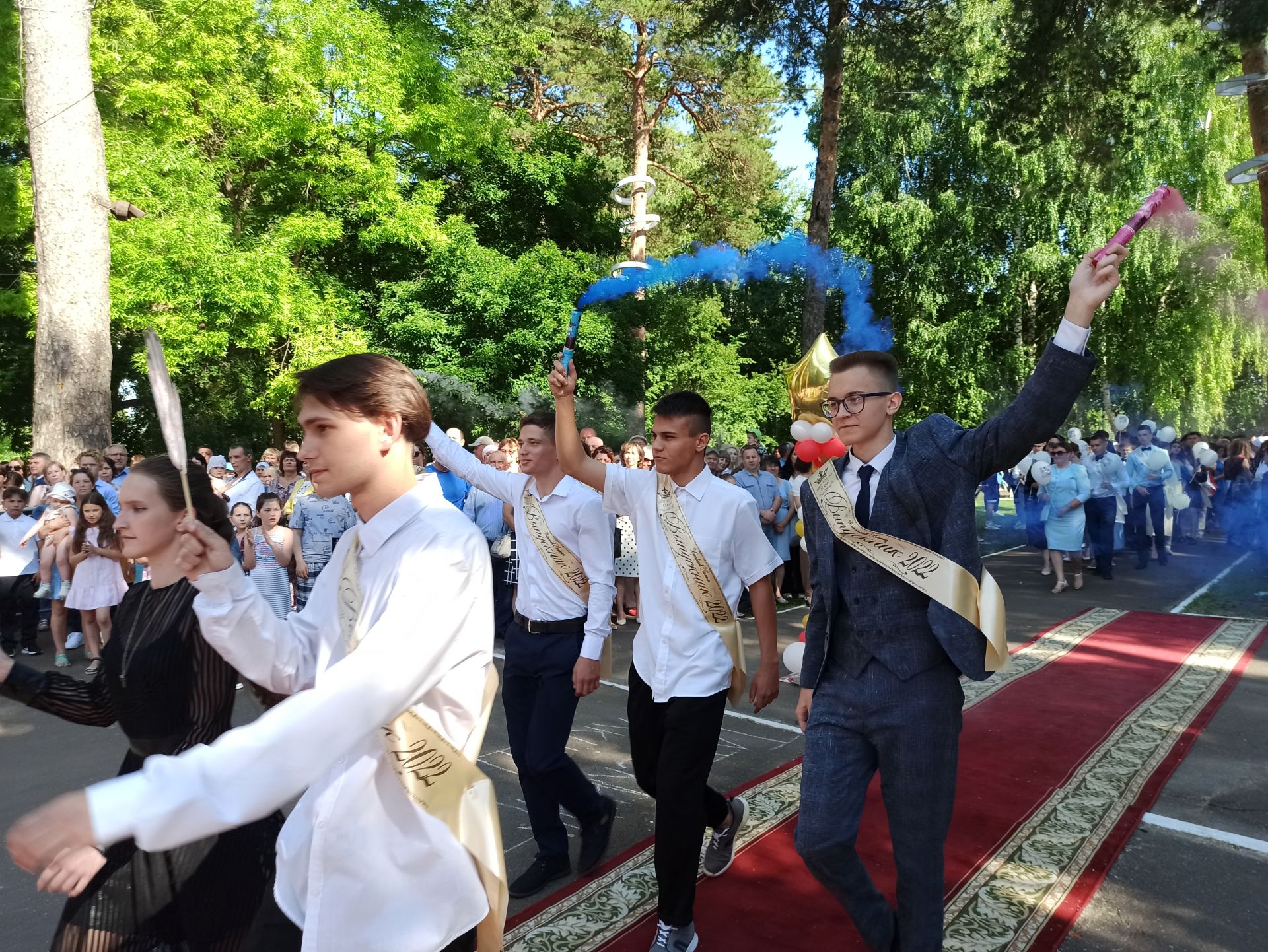 Чистопольские выпускники попрощались со школой (фоторепортаж)