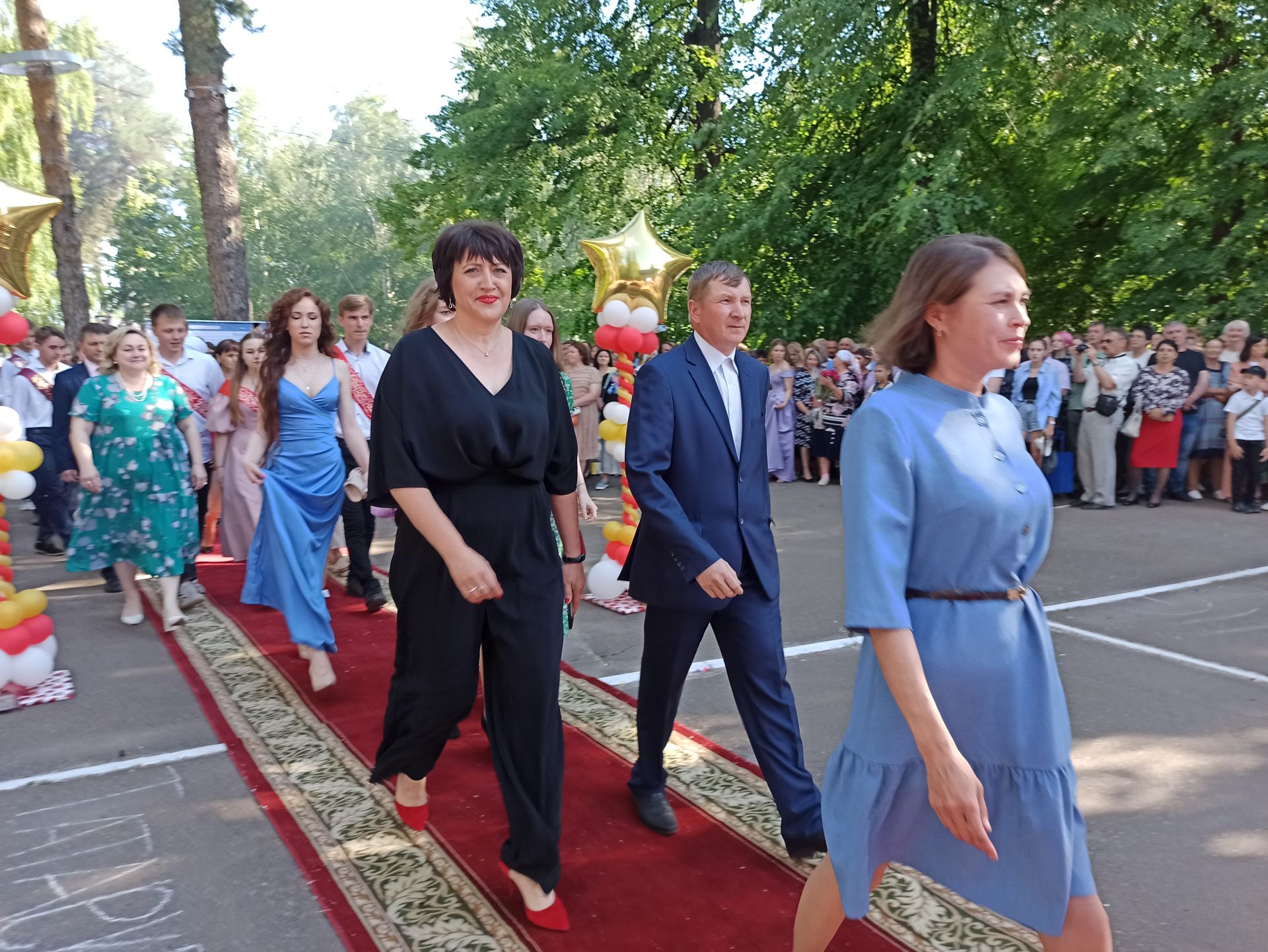 Чистопольские выпускники попрощались со школой (фоторепортаж)