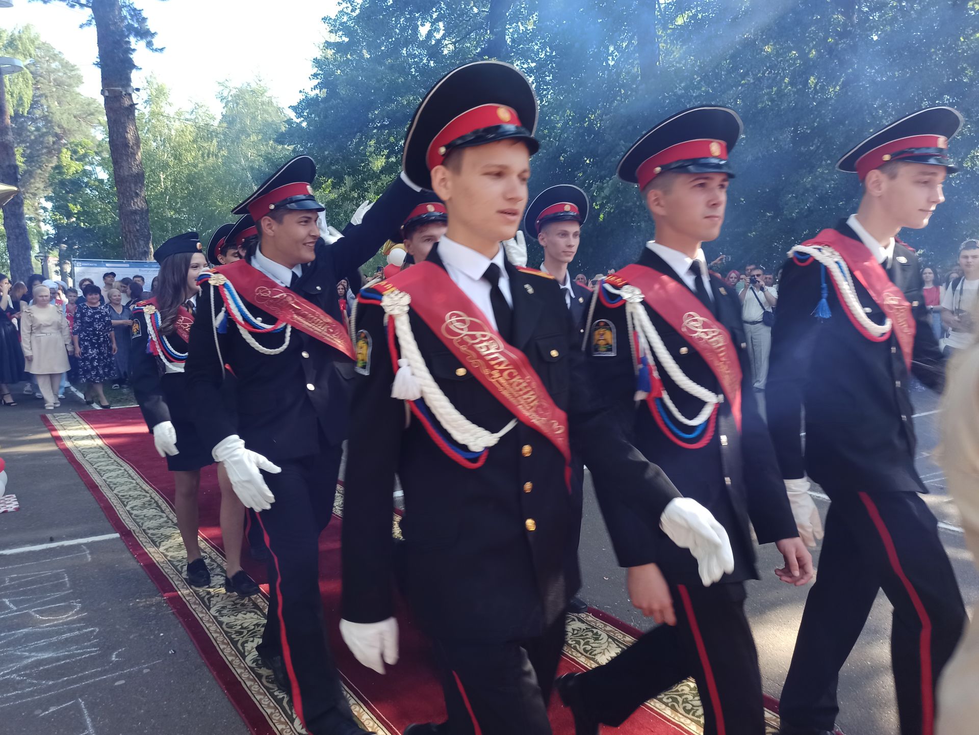 Чистопольские выпускники попрощались со школой (фоторепортаж)