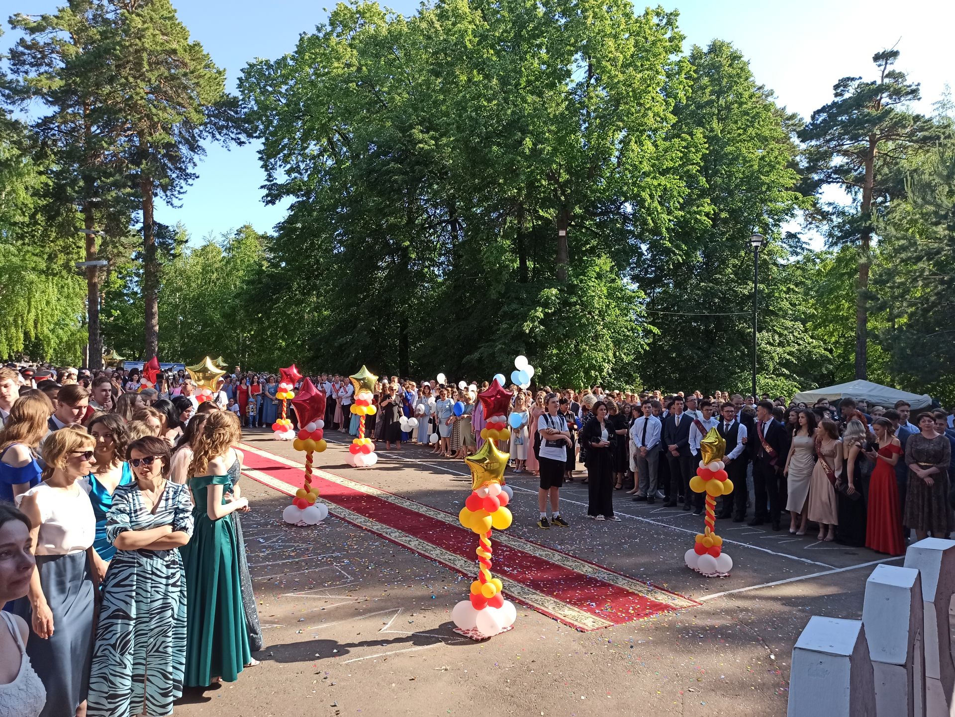 Чистопольские выпускники попрощались со школой (фоторепортаж)