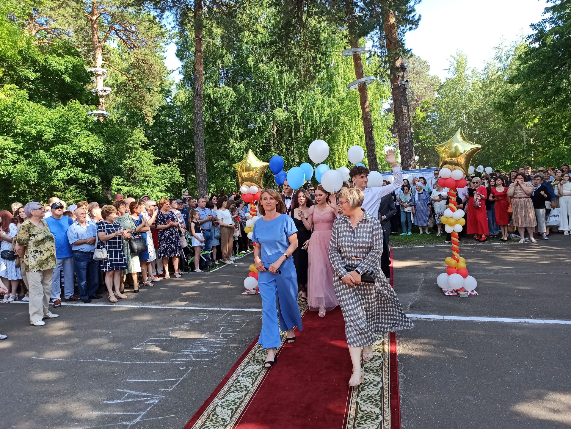 Чистопольские выпускники попрощались со школой (фоторепортаж)