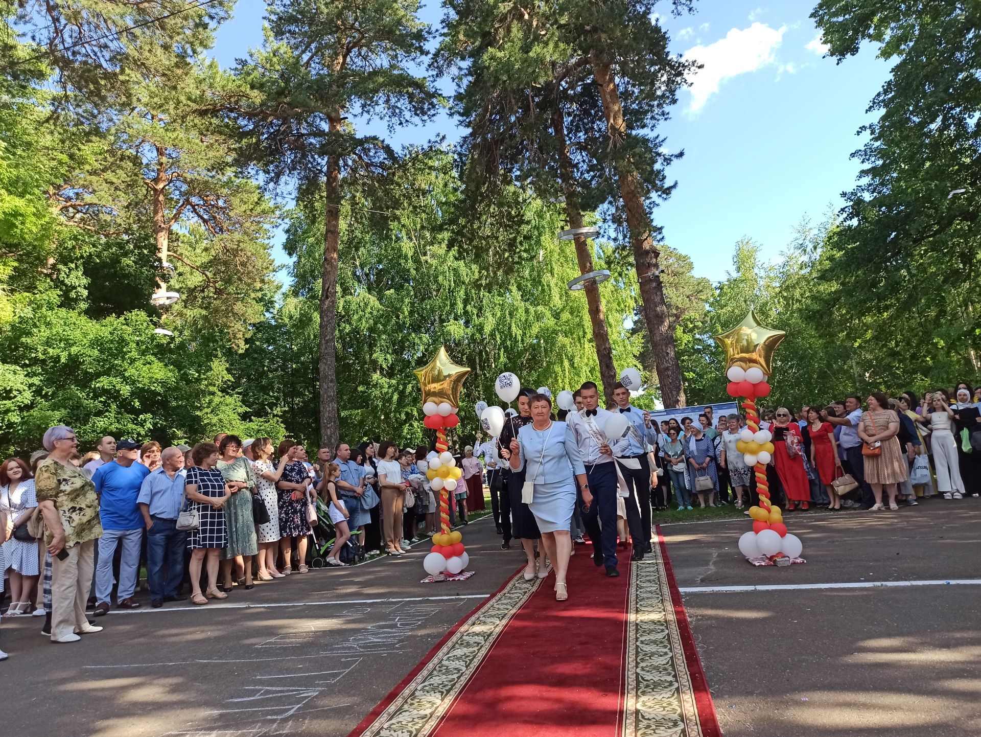 Чистопольские выпускники попрощались со школой (фоторепортаж)