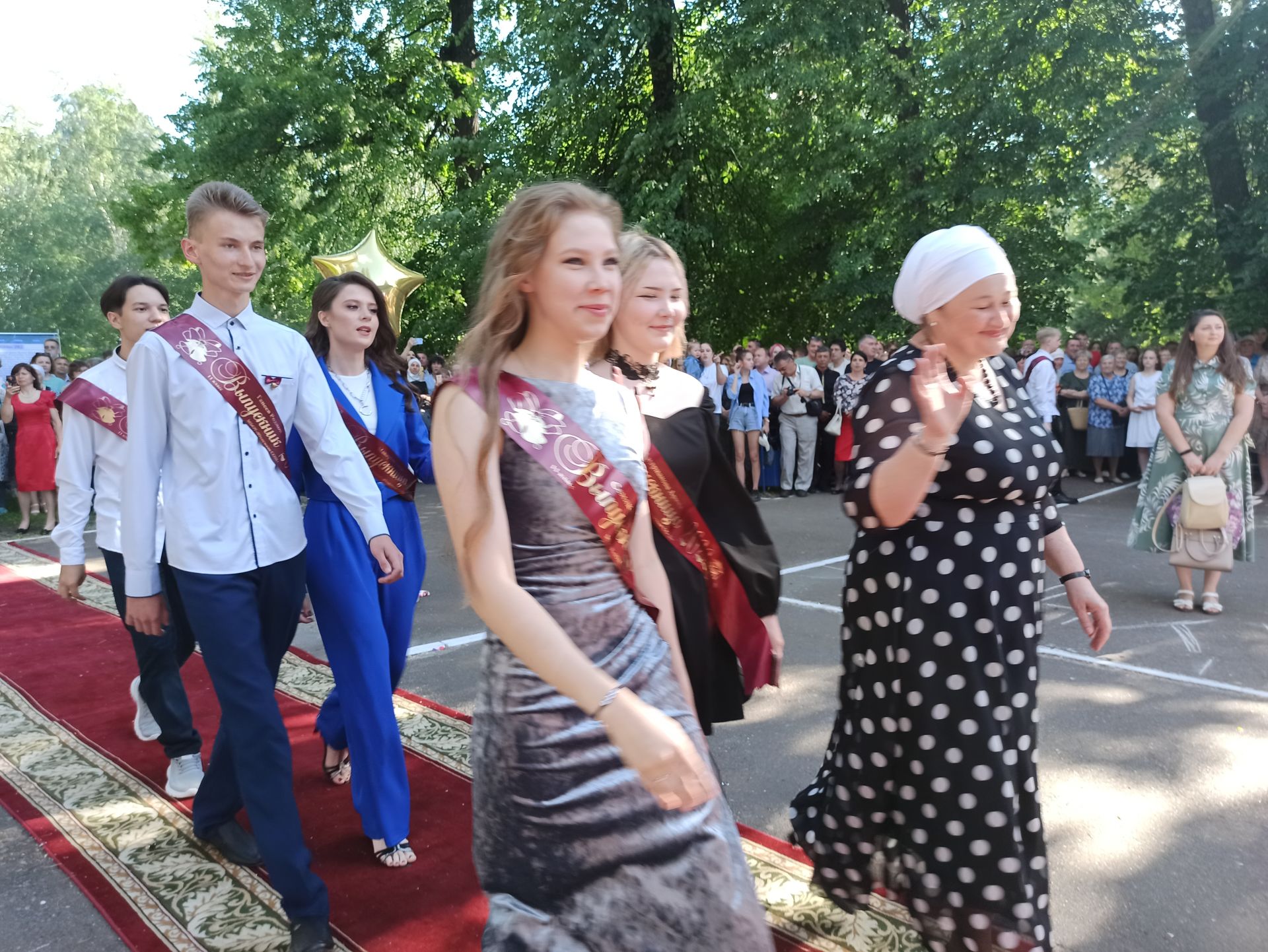 Чистопольские выпускники попрощались со школой (фоторепортаж)