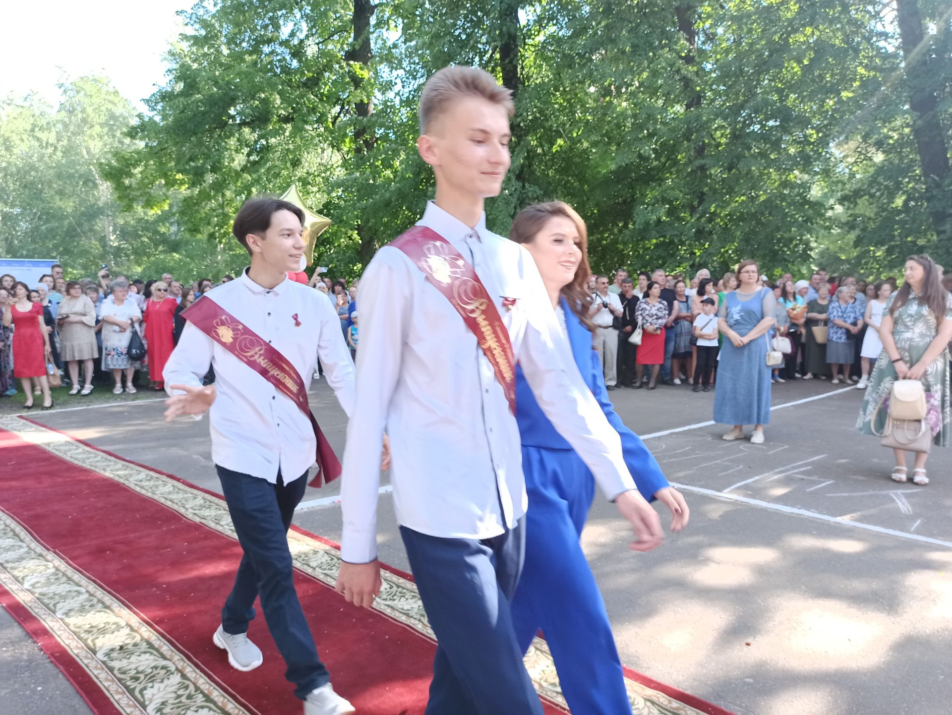 Чистопольские выпускники попрощались со школой (фоторепортаж)