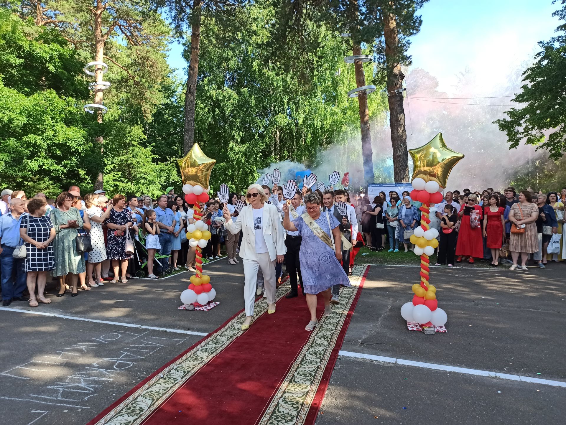 Чистопольские выпускники попрощались со школой (фоторепортаж)