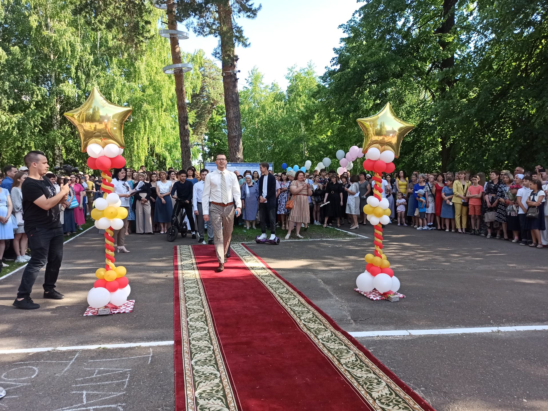 Чистопольские выпускники попрощались со школой (фоторепортаж)