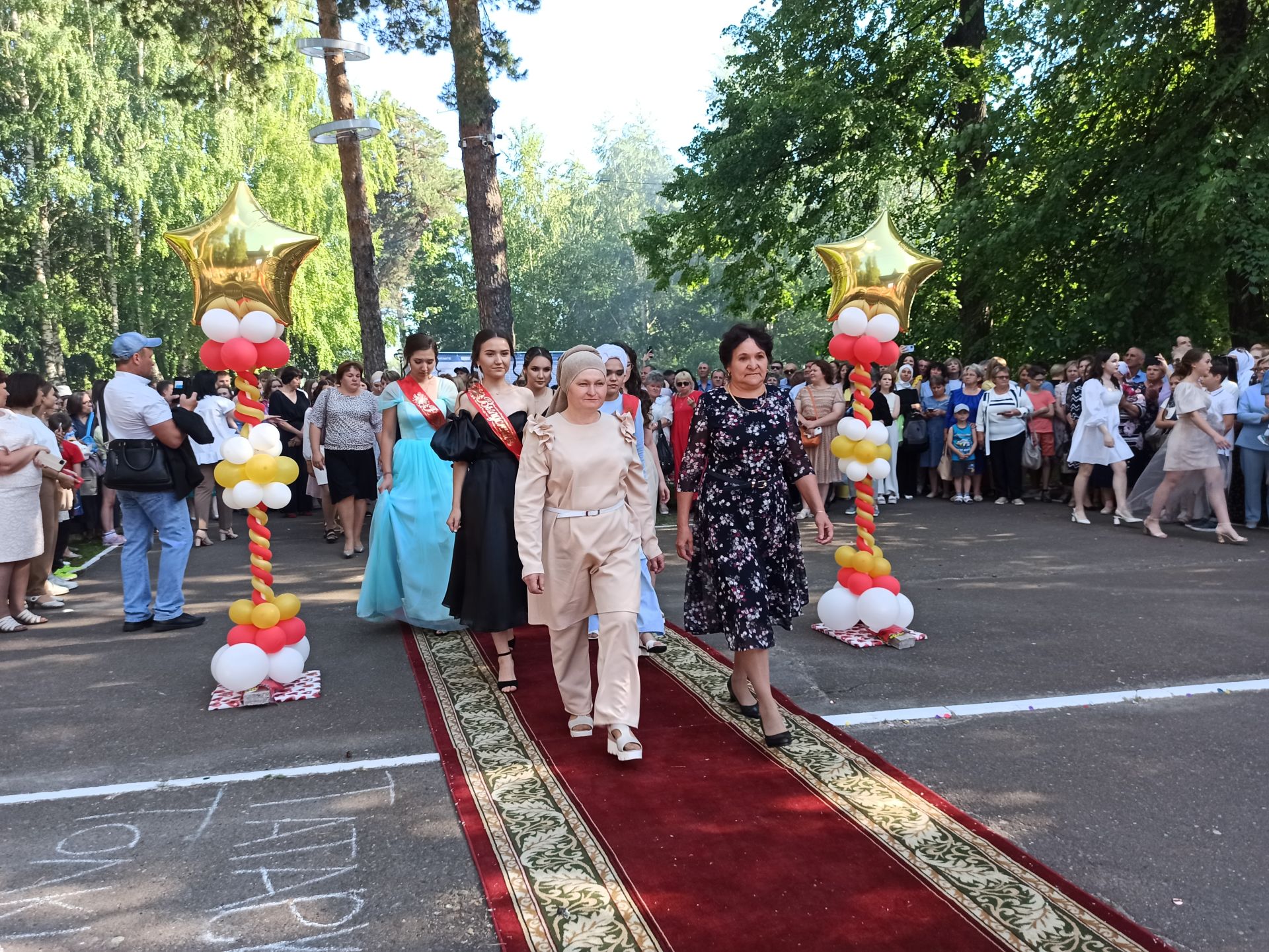 Чистопольские выпускники попрощались со школой (фоторепортаж)