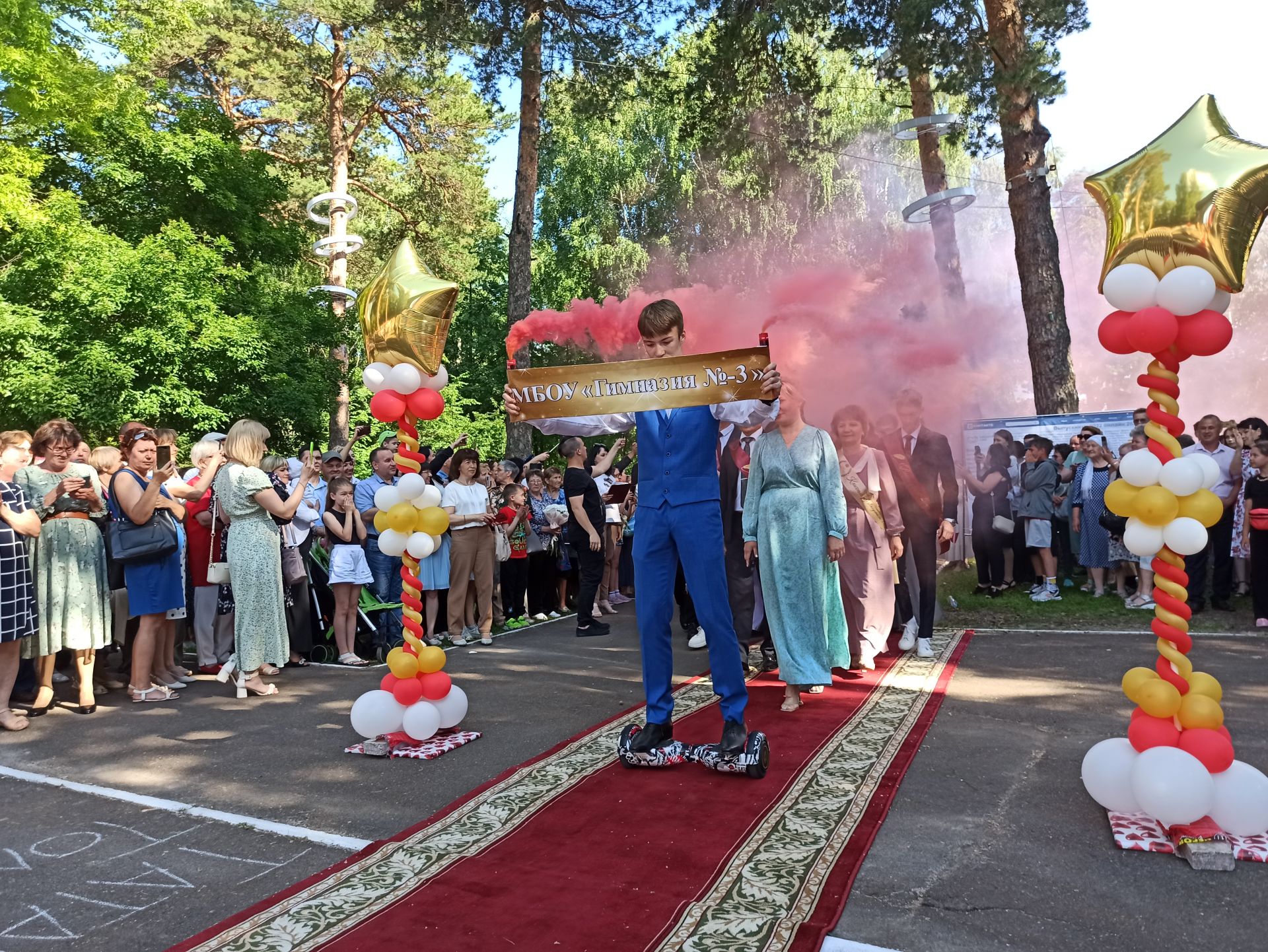 Чистопольские выпускники попрощались со школой (фоторепортаж)