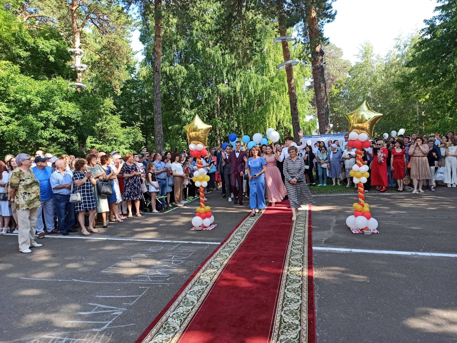 Чистопольские выпускники попрощались со школой (фоторепортаж)