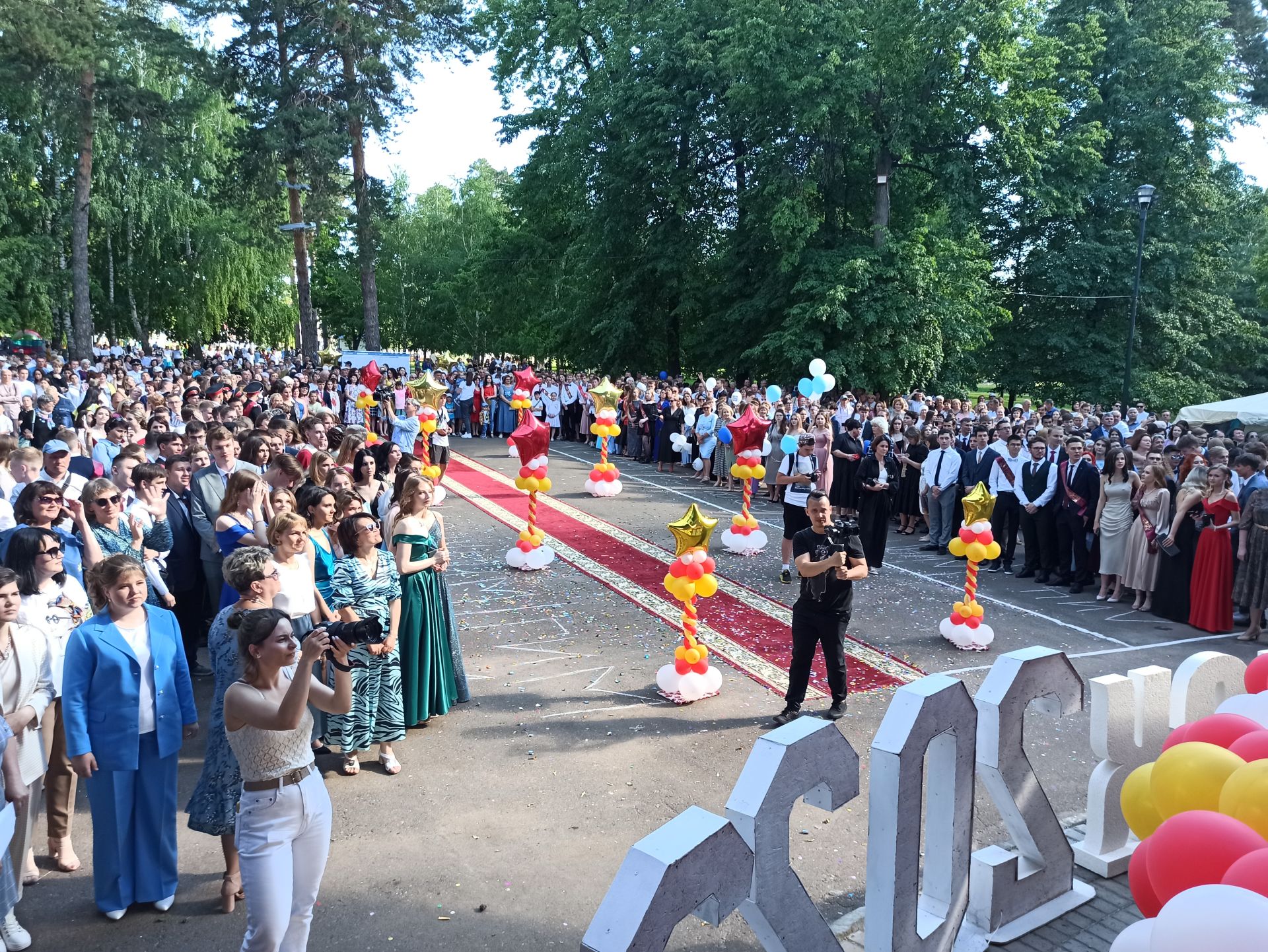 Чистопольские выпускники попрощались со школой (фоторепортаж)