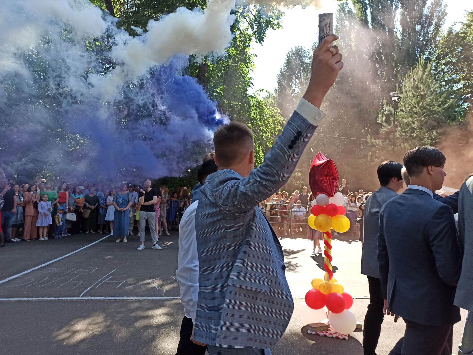 Чистопольские выпускники попрощались со школой (фоторепортаж)