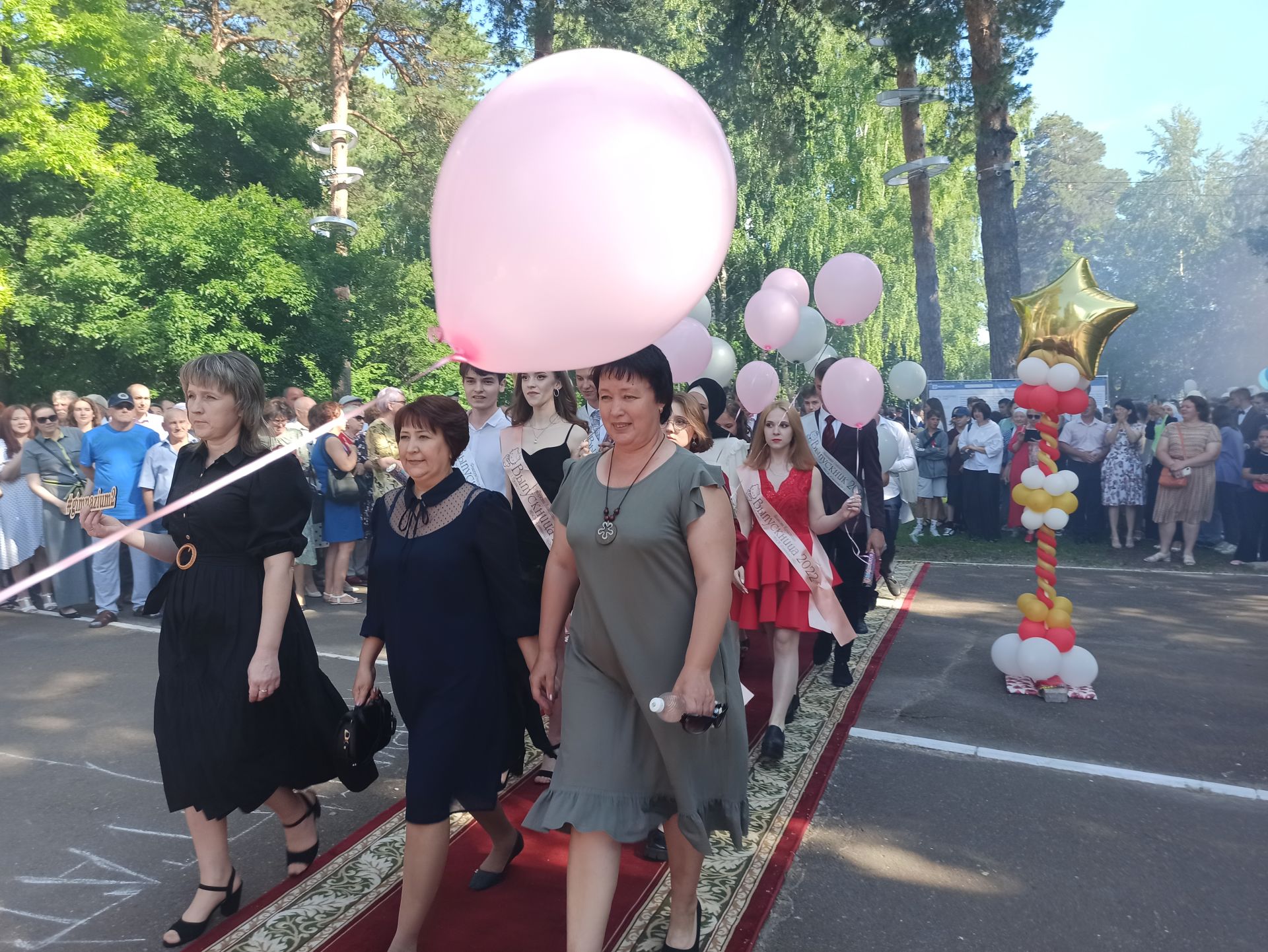 Чистопольские выпускники попрощались со школой (фоторепортаж)