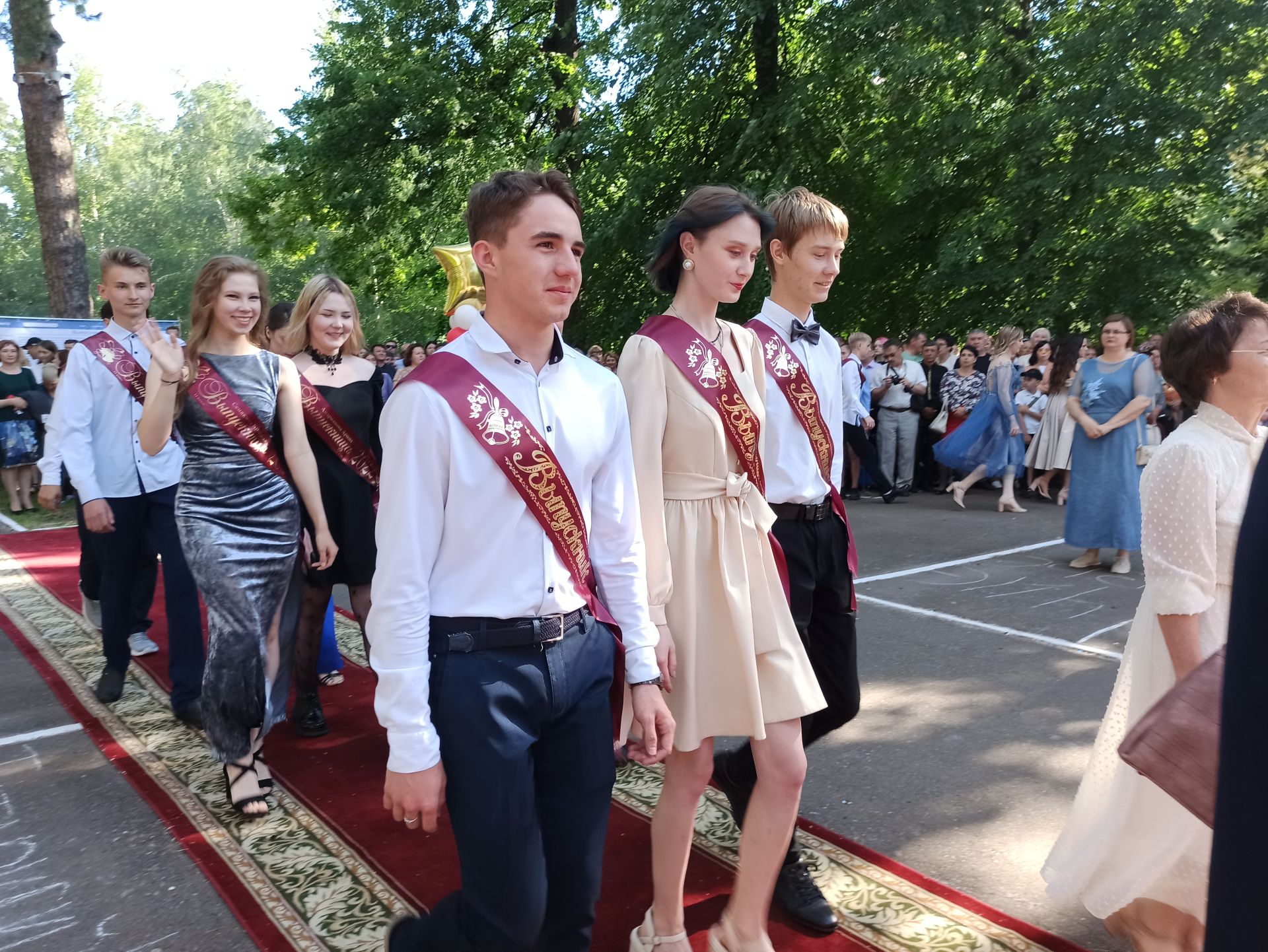 Чистопольские выпускники попрощались со школой (фоторепортаж)