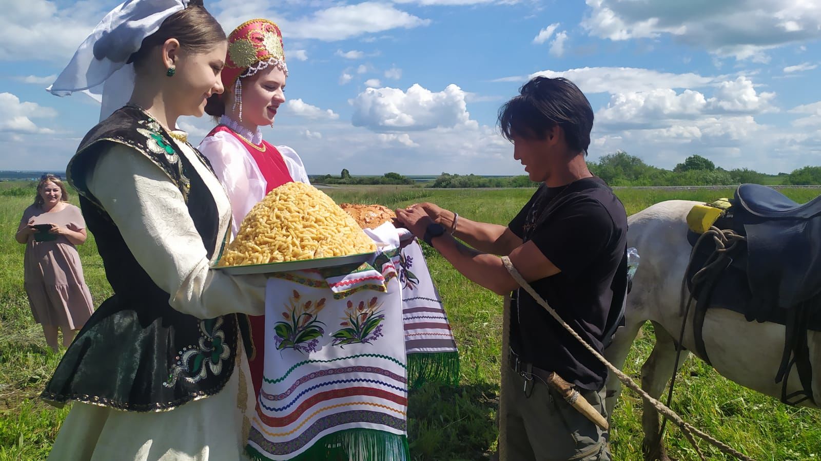 Верхом на коне: как житель якутского села путешествует по стране