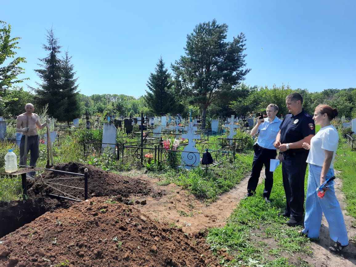 На Чистопольском кладбище родственникам покойника пришлось копать могилу дважды