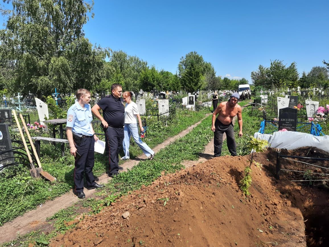 На Чистопольском кладбище родственникам покойника пришлось копать могилу дважды