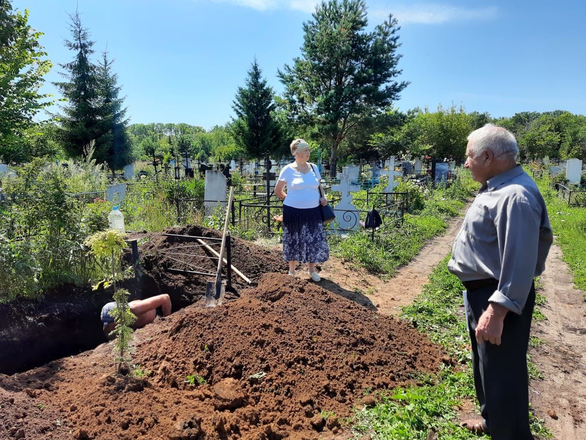 На Чистопольском кладбище родственникам покойника пришлось копать могилу дважды