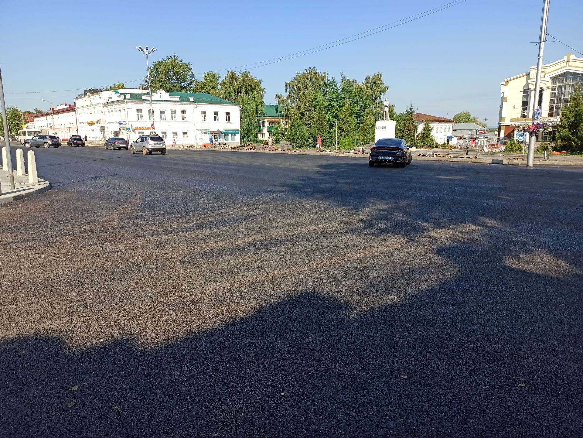 На дороге у центральной площади Чистополя уложили второй слой асфальта